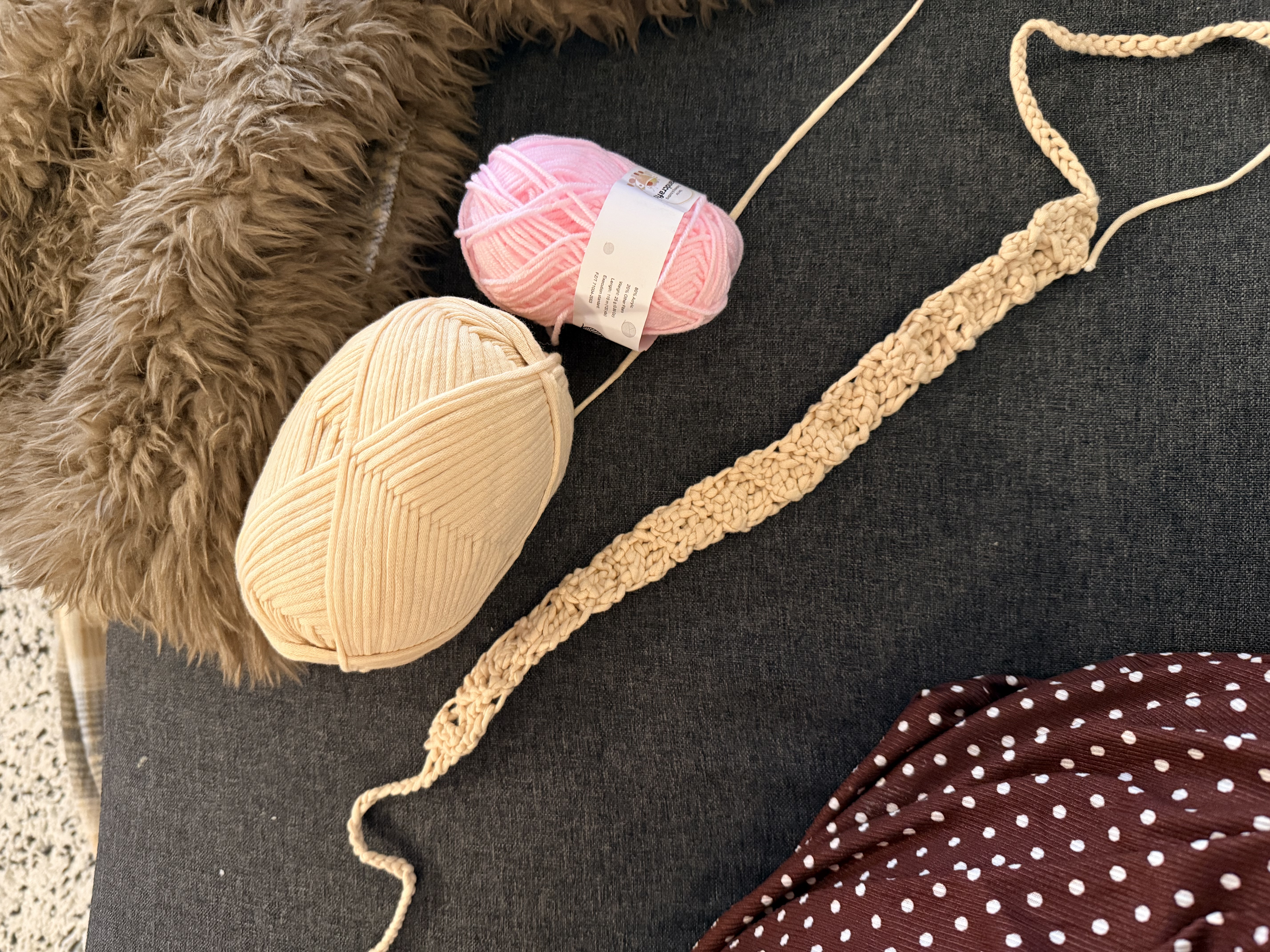 Beige crochet hairband with yarn